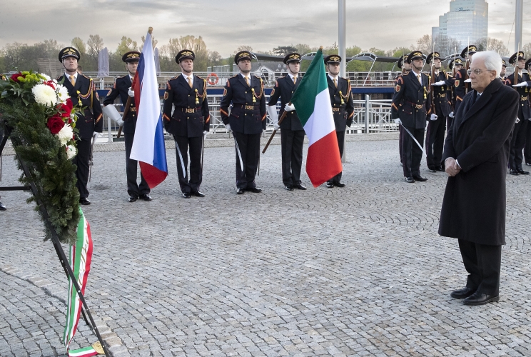 Il Presidente Sergio Mattarella depone una corona al milite ignoto