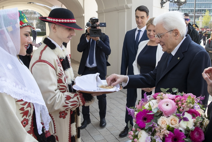  Il Presidente Sergio Mattarella e la Presidente della Repubblica Slovacca Zuzana Caputova, nel corso della tradizionale cerimonia di benvenuto