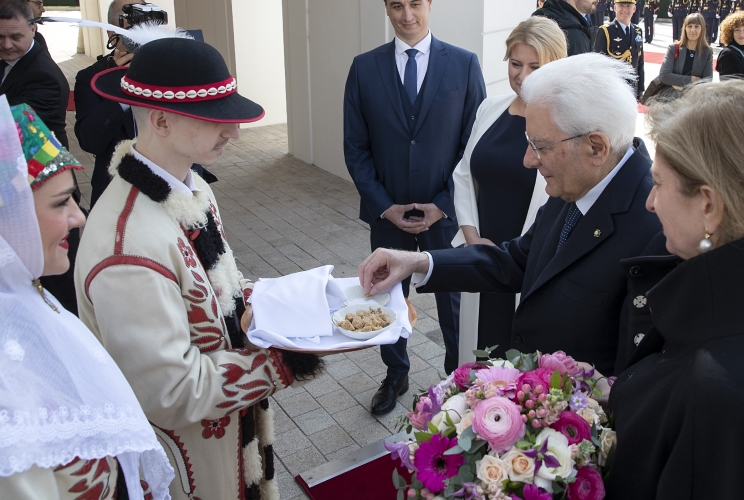 Il Presidente Sergio Mattarella e la Presidente della Repubblica Slovacca Zuzana Caputova, nel corso della tradizionale cerimonia di benvenuto
