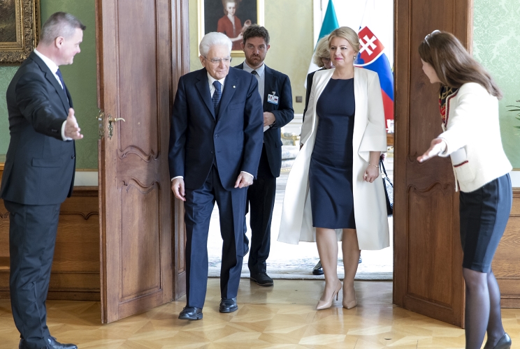 Il Presidente Sergio Mattarella e la Presidente della Repubblica Slovacca Zuzana Caputova nel corso dei colloqui allargati alle delegazioni