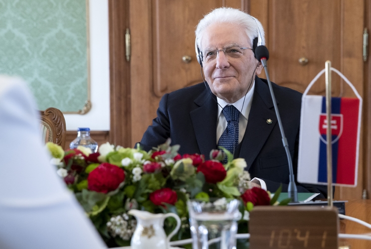 Il Presidente Sergio Mattarella nel corso dei colloqui allargati alle delegazioni
