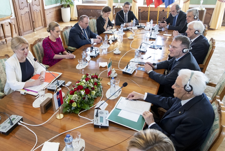  Il Presidente Sergio Mattarella e la Presidente della Repubblica Slovacca Zuzana Caputova nel corso dei colloqui allargati alle delegazioni