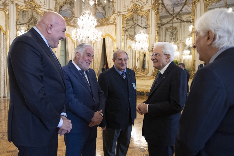 Il Presidente della Repubblica Sergio Mattarella con Guido Crosetto, Ministro della difesa, Claudio Betti, Presidente della Confederazione Italiana fra le Associazioni Combattentistiche e Partigiane, e Federico Sepe, Presidente dell’Unione Nazionale Ufficiali in congedo d’Italia e Vice Presidente del Consiglio Nazionale Permanente delle Associazioni d’Arma, nella ricorrenza del 78° anniversario della Liberazione 

