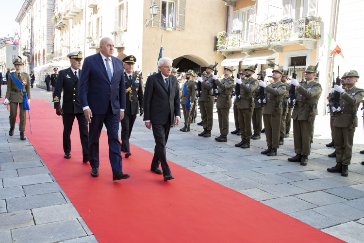Il Presidente Sergio Mattarella a Cuneo passa in rassegna reparto d’onore schierato con Bandiera, in occasione del 78° anniversario della Liberazione
