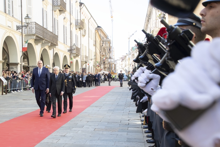 Il Presidente Sergio Mattarella a Cuneo passa in rassegna reparto d’onore schierato con Bandiera, in occasione del 78° anniversario della Liberazione
