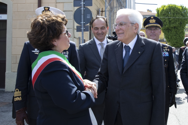 Il Presidente Sergio Mattarella saluta Roberta Robbione, Sindaco di Borgo San Dalmazzo, in occasione del 78° anniversario della Liberazione
