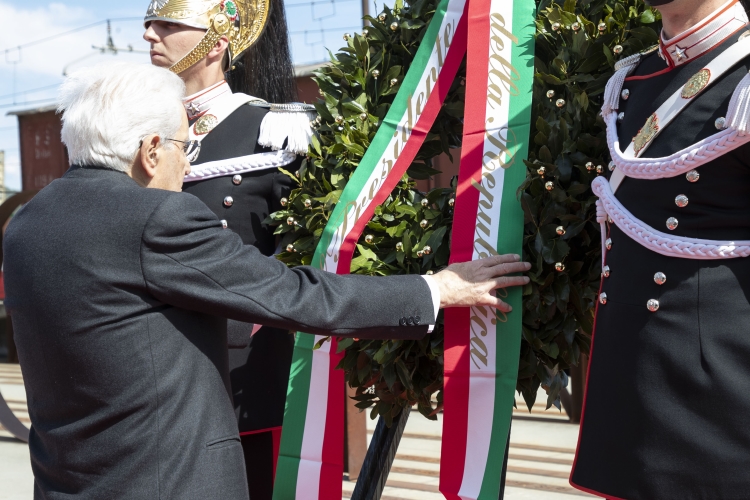Il Presidente Sergio Mattarella a Borgo San Dalmazzo depone una corona d’alloro presso il Memoriale della Deportazione, in occasione del 78° anniversario della Liberazione
