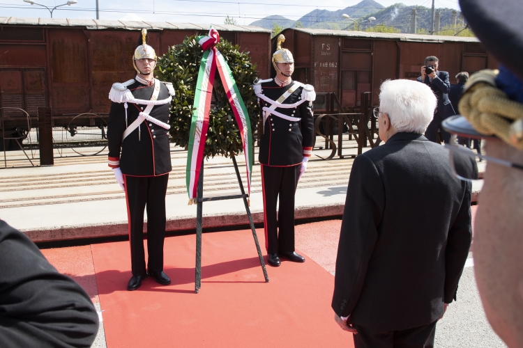 Il Presidente Sergio Mattarella a Borgo San Dalmazzo, depone una corona d’alloro presso il Memoriale della Deportazione in occasione del 78° anniversario della Liberazione
