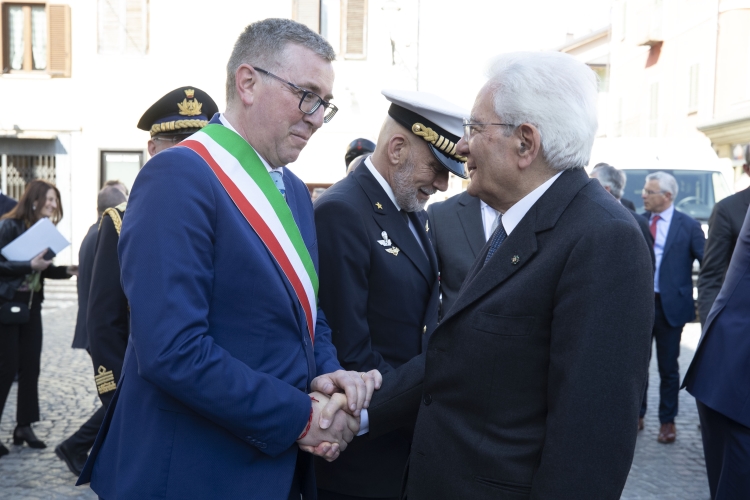 Il Presidente Sergio Mattarella saluta Maurizio Paoletti, Sindaco di Boves, in occasione del 78° anniversario della Liberazione
