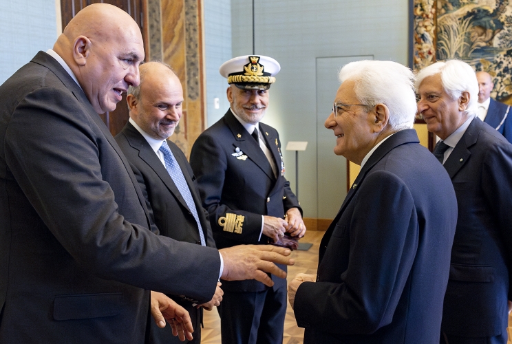 Il Presidente Sergio Mattarella con Guido Crosetto, Ministro della difesa, Orazio Schillaci, Ministro della salute e l’Amm. Giuseppe Cavo Dragone, Capo di stato maggiore della difesa, in occasione della cerimonia di consegna delle medaglie al “Merito della Sanità Pubblica” e ai “Benemeriti della Salute Pubblica”