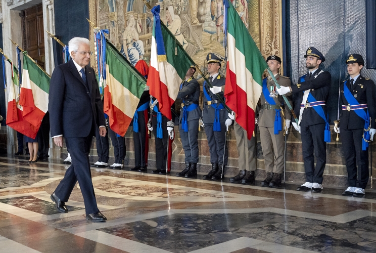 Il Presidente Sergio Mattarella in occasione della cerimonia di consegna delle medaglie al “Merito della Sanità Pubblica” e ai “Benemeriti della Salute Pubblica”, sullo sfondo le Bandiere insignite
