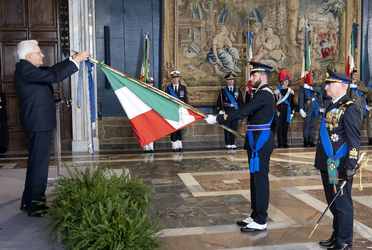 Il Presidente Sergio Mattarella consegna la medaglia d'oro "Al Merito della Sanità Pubblica" alla Bandiera dell'Aeronautica Militare per il Servizio Sanitario