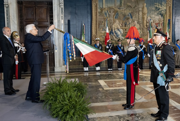 Il Presidente Sergio Mattarella consegna la medaglia d'oro "Al Merito della Sanità Pubblica" alla Bandiera dell'Arma dei Carabinieri per il Servizio Sanitario