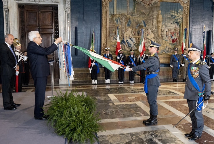 Il Presidente Sergio Mattarella consegna la medaglia d'oro "Al Merito della Sanità Pubblica" alla Bandiera della Guardia di Finanza