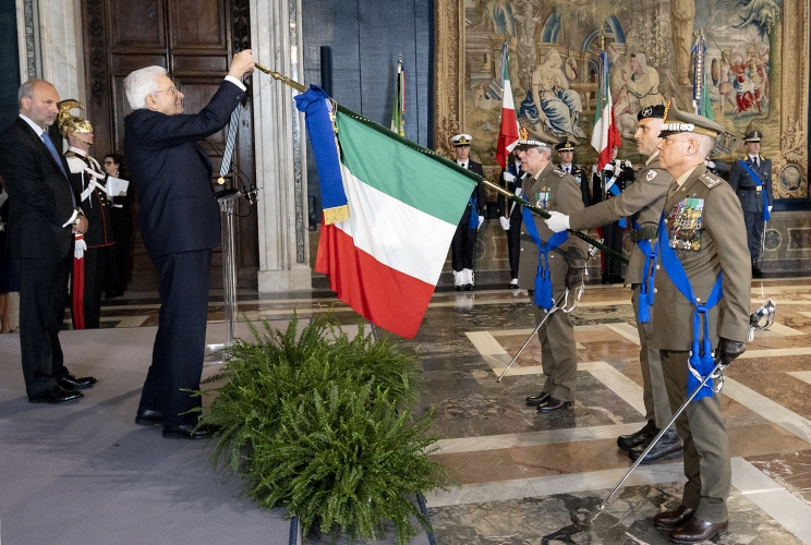 Il Presidente Sergio Mattarella consegna la medaglia d'oro "Al Merito della Sanità Pubblica" alla Bandiera del Corpo Sanitario dell'Esercito