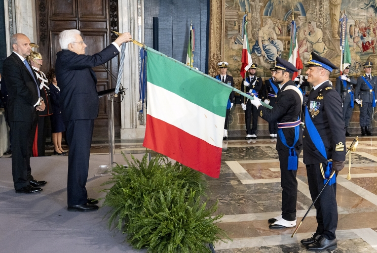 Il Presidente Sergio Mattarella consegna la medaglia di bronzo "Al Merito della Sanità Pubblica" alla Bandiera del 3° Stormo dell'Aeronautica Militare
