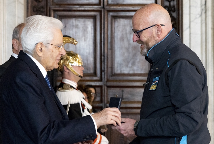 Il Presidente Sergio Mattarella consegna la medaglia d'oro "Al Merito della Sanità Pubblica"  alla Confederazione Nazionale Misericordie d'Italia,  ritira il Presidente Nazionale Domenico Giani