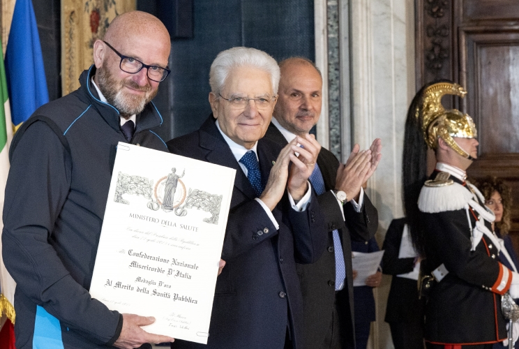 Il Presidente Sergio Mattarella consegna la medaglia d'oro "Al Merito della Sanità Pubblica"  alla Confederazione Nazionale Misericordie d'Italia,  ritira il Presidente Nazionale Domenico Giani