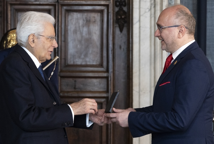 Il Presidente Sergio Mattarella consegna la medaglia d'oro "Al Merito della Sanità Pubblica"  alla Croce Rossa Italiana, ritira il Presidente Roario Maria Gianluca Valastro