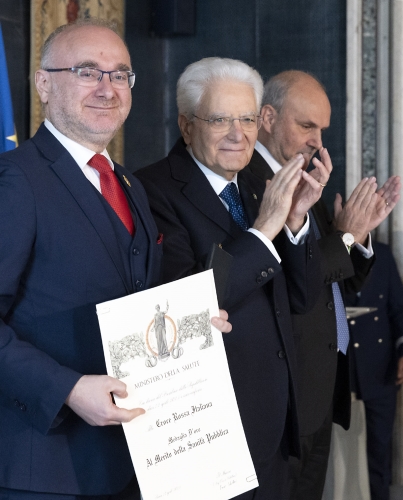 Il Presidente Sergio Mattarella consegna la medaglia d'oro "Al Merito della Sanità Pubblica"  alla Croce Rossa Italiana, ritira il Presidente Roario Maria Gianluca Valastro