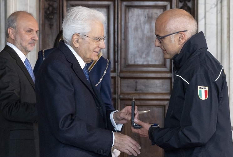 Il Presidente Sergio Mattarella consegna la medaglia d'oro "Al Merito della Sanità Pubblica"  al Dipartimento della Protezione Civile, ritira il Capo Dipartimento Fabrizio Curcio