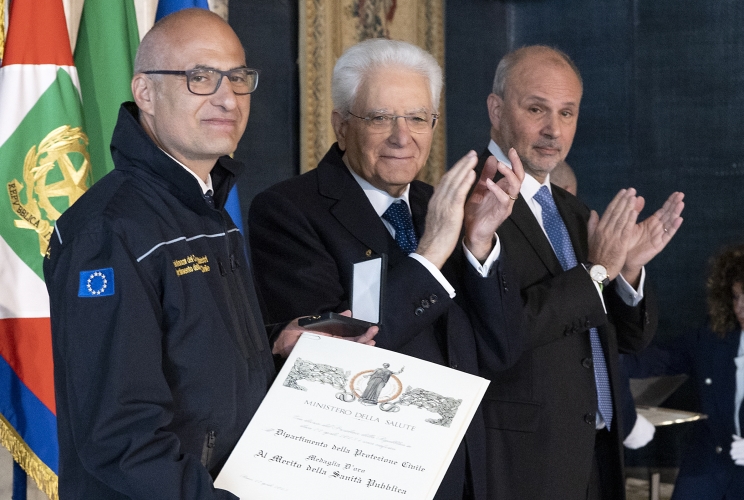 Il Presidente Sergio Mattarella consegna la medaglia d'oro "Al Merito della Sanità Pubblica"  al Dipartimento della Protezione Civile, ritira il Capo Dipartimento Fabrizio Curcio