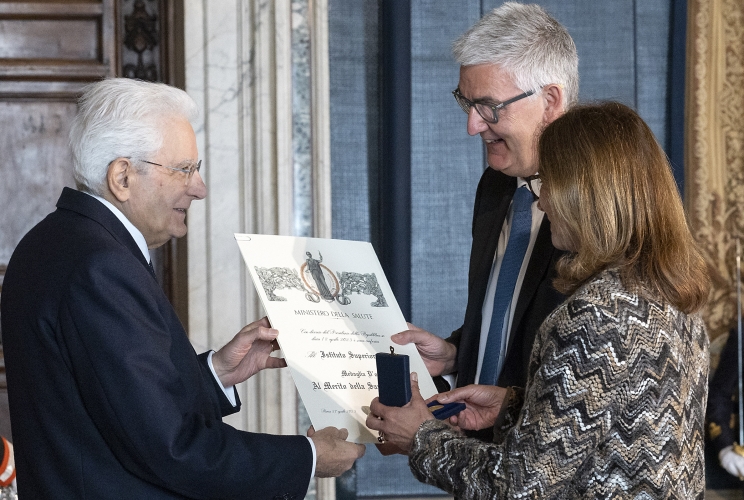 Il Presidente Sergio Mattarella consegna la medaglia d'oro "Al Merito della Sanità Pubblica" all'Istituto Superiore di Sanità, ritira Silvio Brusaferro