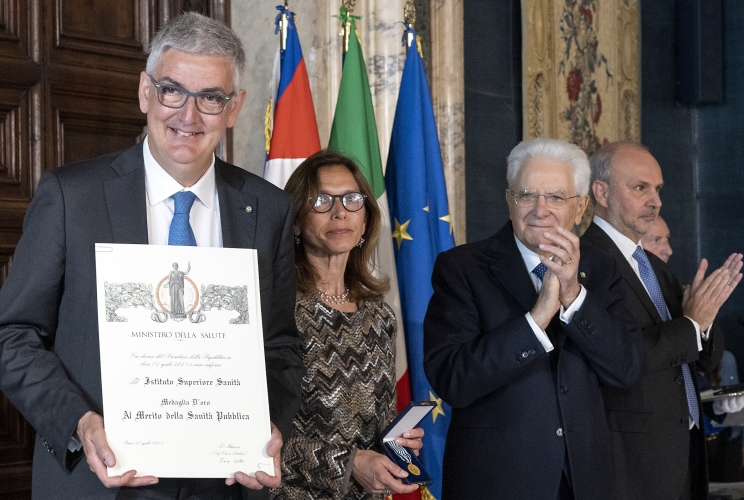 Il Presidente Sergio Mattarella consegna la medaglia d'oro "Al Merito della Sanità Pubblica" all'Istituto Superiore di Sanità, ritira Silvio Brusaferro