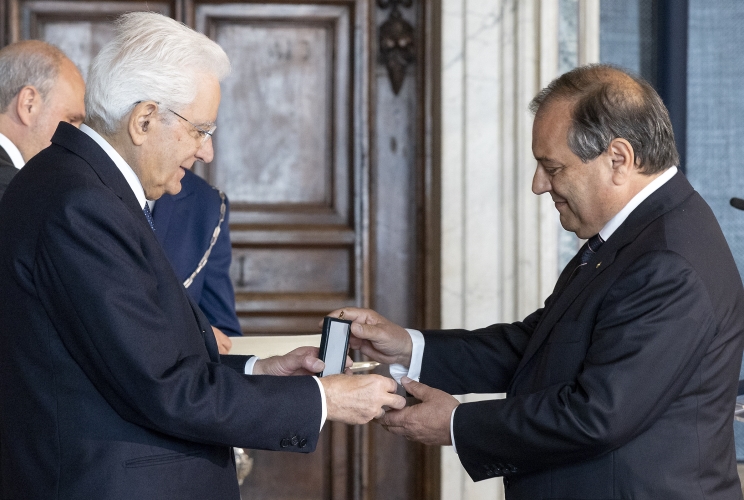 Il Presidente Sergio Mattarella consegna la medaglia d'oro "Al Merito della Sanità Pubblica" alla Federazione Nazionale degli Ordini dei Medici Chirurghi e degli Odontoiatri, ritira Filippo Anelli