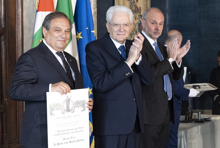 Il Presidente Sergio Mattarella consegna la medaglia d'oro "Al Merito della Sanità Pubblica" alla Federazione Nazionale degli Ordini dei Medici Chirurghi e degli Odontoiatri, ritira Filippo Anelli