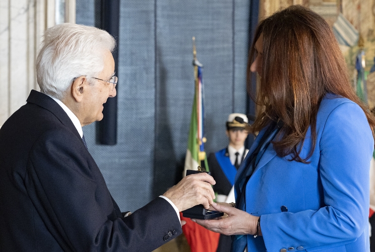 Il Presidente Sergio Mattarella consegna la medaglia d'oro "Al Merito della Sanità Pubblica" alla Federazione Nazionale degli Ordini delle Professione Infermieristiche, ritira Barbara Mangiacavalli