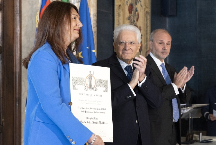 Il Presidente Sergio Mattarella consegna la medaglia d'oro "Al Merito della Sanità Pubblica" alla Federazione Nazionale degli Ordini delle Professione Infermieristiche, ritira Barbara Mangiacavalli
