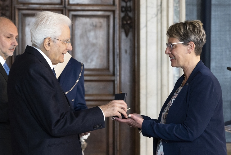 Il Presidente Sergio Mattarella consegna la medaglia d'oro "Al Merito della Sanità Pubblica" alla Federazione Nazionale degli Ordini dei Tecnici di Radiologia Medica e delle professioni Sanitarie Tecniche, della Riabilitazione e della Prevenzione, ritira Teresa Calandra