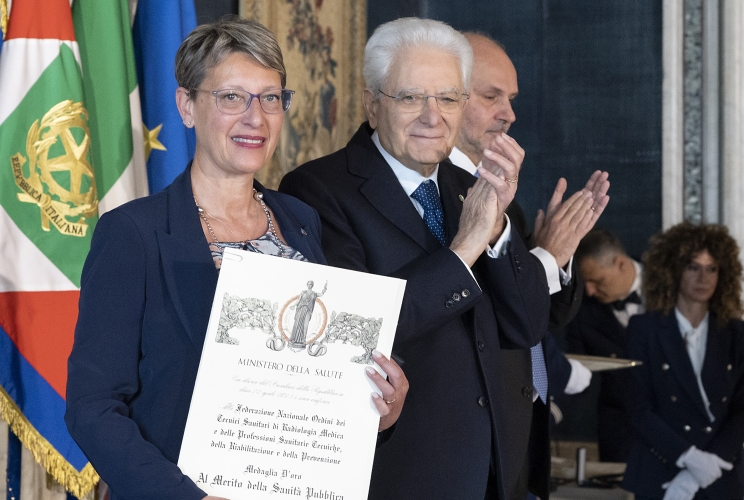 Il Presidente Sergio Mattarella consegna la medaglia d'oro "Al Merito della Sanità Pubblica" alla Federazione Nazionale degli Ordini dei Tecnici di Radiologia Medica e delle professioni Sanitarie Tecniche, della Riabilitazione e della Prevenzione, ritira Teresa Calandra