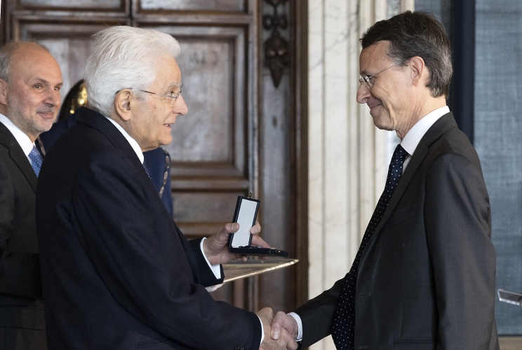 Il Presidente Sergio Mattarella consegna la medaglia d'oro "Al Merito della Sanità Pubblica" alla Federazione Nazionale degli Ordini dei Farmacisti Italiani, ritira Andrea Mandelli