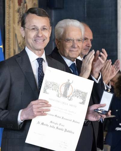 Il Presidente Sergio Mattarella consegna la medaglia d'oro "Al Merito della Sanità Pubblica" alla Federazione Nazionale degli Ordini dei Farmacisti Italiani, ritira Andrea Mandelli