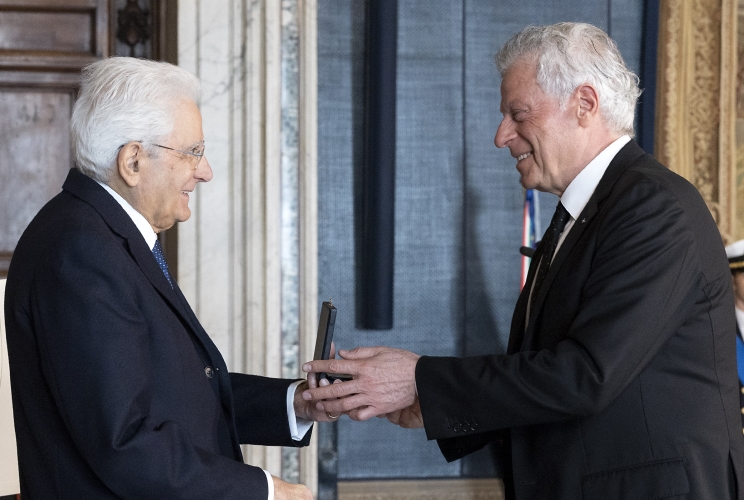 Il Presidente Sergio Mattarella consegna la medaglia d'oro "Al Merito della Sanità Pubblica" alla Federazione Nazionale degli Ordini Veterinari Italiani, ritiro Gaetano Penocchio