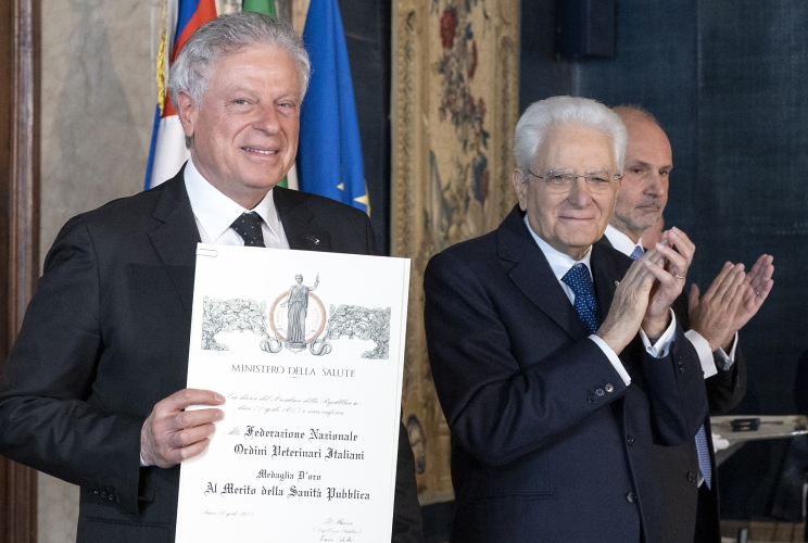 Il Presidente Sergio Mattarella consegna la medaglia d'oro "Al Merito della Sanità Pubblica" alla Federazione Nazionale degli Ordini Veterinari Italiani, ritiro Gaetano Penocchio