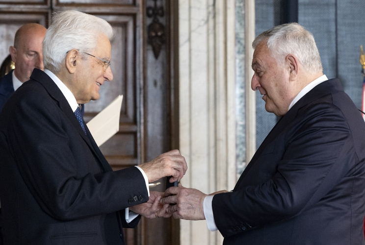 Il Presidente Sergio Mattarella consegna la medaglia d'oro "Al Merito della Sanità Pubblica" alla Federazione Nazionale degli Ordini dei Biologi, ritira Vincenzo D'Anna