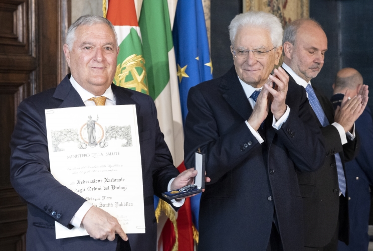 Il Presidente Sergio Mattarella consegna la medaglia d'oro "Al Merito della Sanità Pubblica" alla Federazione Nazionale degli Ordini dei Biologi, ritira Vincenzo D'Anna