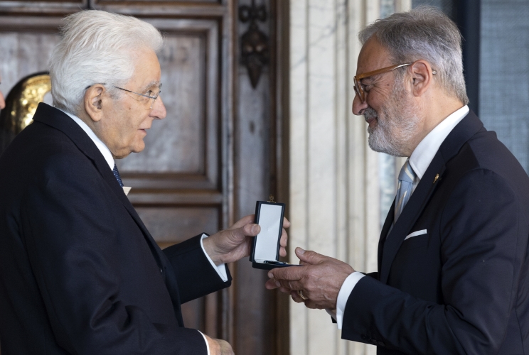 Il Presidente Sergio Mattarella consegna la medaglia d'oro "Al Merito della Sanità Pubblica" al Consiglio Nazionale Ordine Psicologi, ritira Davi Lazzari
