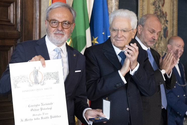 Il Presidente Sergio Mattarella consegna la medaglia d'oro "Al Merito della Sanità Pubblica" al Consiglio Nazionale Ordine Psicologi, ritira Davi Lazzari