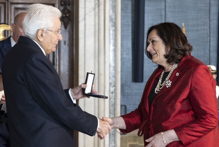 Il Presidente Sergio Mattarella consegna la medaglia d'oro "Al Merito della Sanità Pubblica" alla Federazione Nazionale degli Ordini della Professione di Ostetrica, ritira Silvia Vaccari