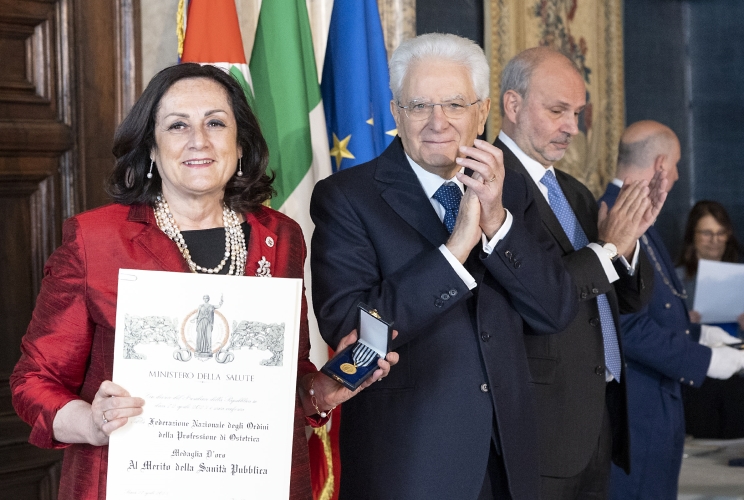 Il Presidente Sergio Mattarella consegna la medaglia d'oro "Al Merito della Sanità Pubblica" alla Federazione Nazionale degli Ordini della Professione di Ostetrica, ritira Silvia Vaccari