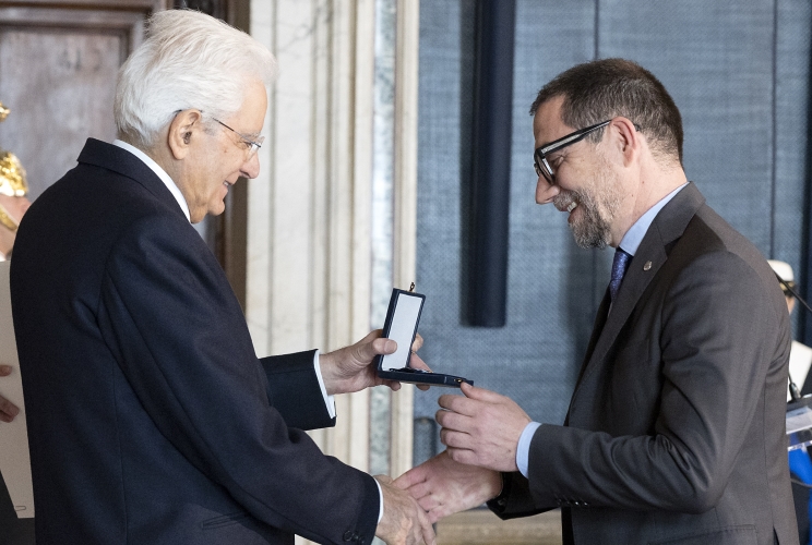 Il Presidente Sergio Mattarella consegna la medaglia d'oro "Al Merito della Sanità Pubblica" al Consiglio Nazionale Ordine Assistenti Sociali, ritira Gianmario Gazzi