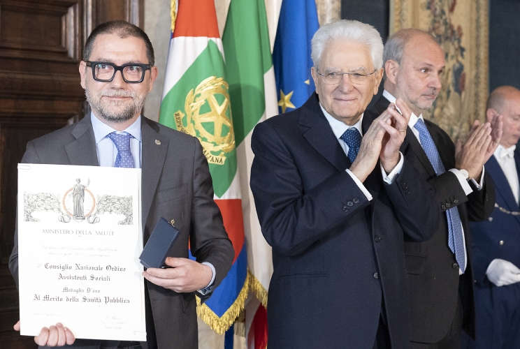 Il Presidente Sergio Mattarella consegna la medaglia d'oro "Al Merito della Sanità Pubblica" al Consiglio Nazionale Ordine Assistenti Sociali, ritira Gianmario Gazzi