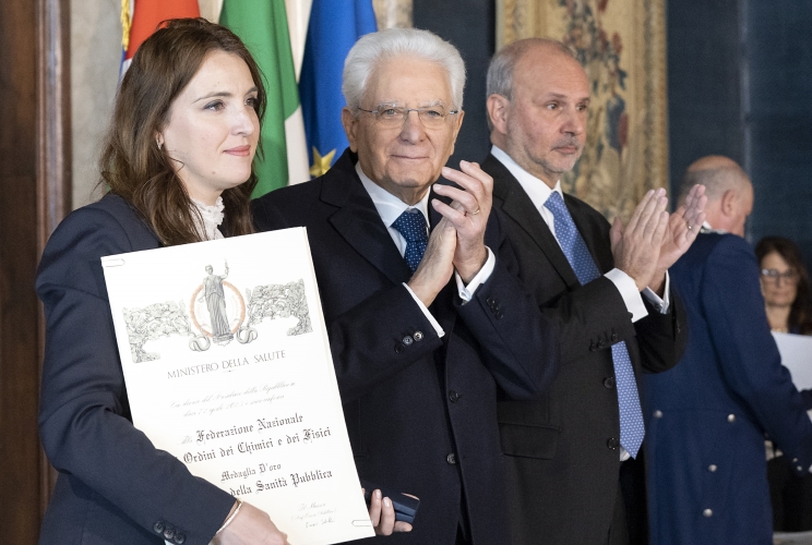 Il Presidente Sergio Mattarella consegna la medaglia d'oro "Al Merito della Sanità Pubblica" alla Federazione Nazionale degli Ordini dei Chimici e dei Fisici, ritira Nausica Orlandi