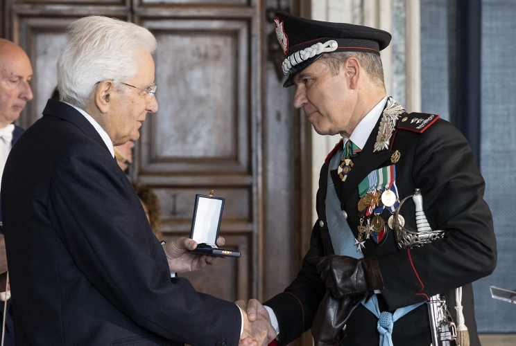 Il Presidente Sergio Mattarella consegna la medaglia d'oro "Ai Benemeriti della Salute Pubblica"  al Gen. Div. Paolo Carra