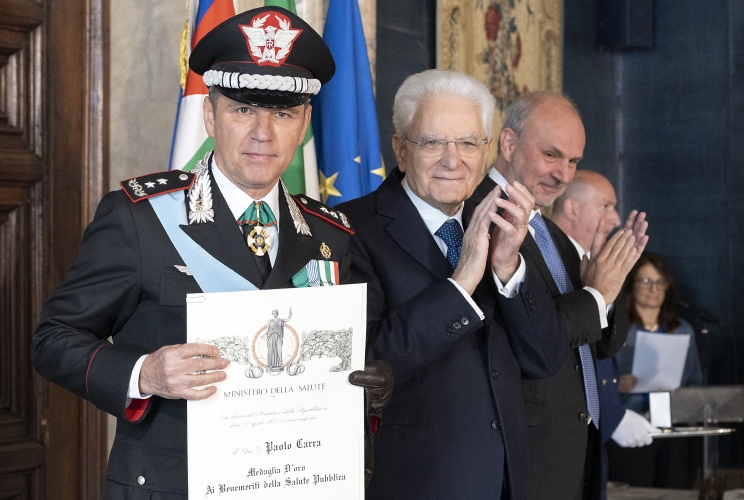 Il Presidente Sergio Mattarella consegna la medaglia d'oro "Ai Benemeriti della Salute Pubblica"  al Gen. Div. Paolo Carra