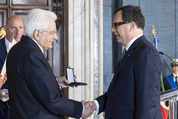 Il Presidente Sergio Mattarella consegna la medaglia d'oro "Ai Benemeriti della Salute Pubblica"  ad Andrea Piccioli